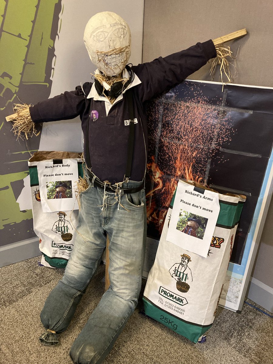 RichardStead's tweet image. In quite a bold career move “Richard Instead” has retired from crow scaring and is looking to move into bonfires 🔥 

Any #EastYorkshire or #Lincolnshire community bonfires short of a guy??

📻 @RadioHumberside @BBCRadioLincs