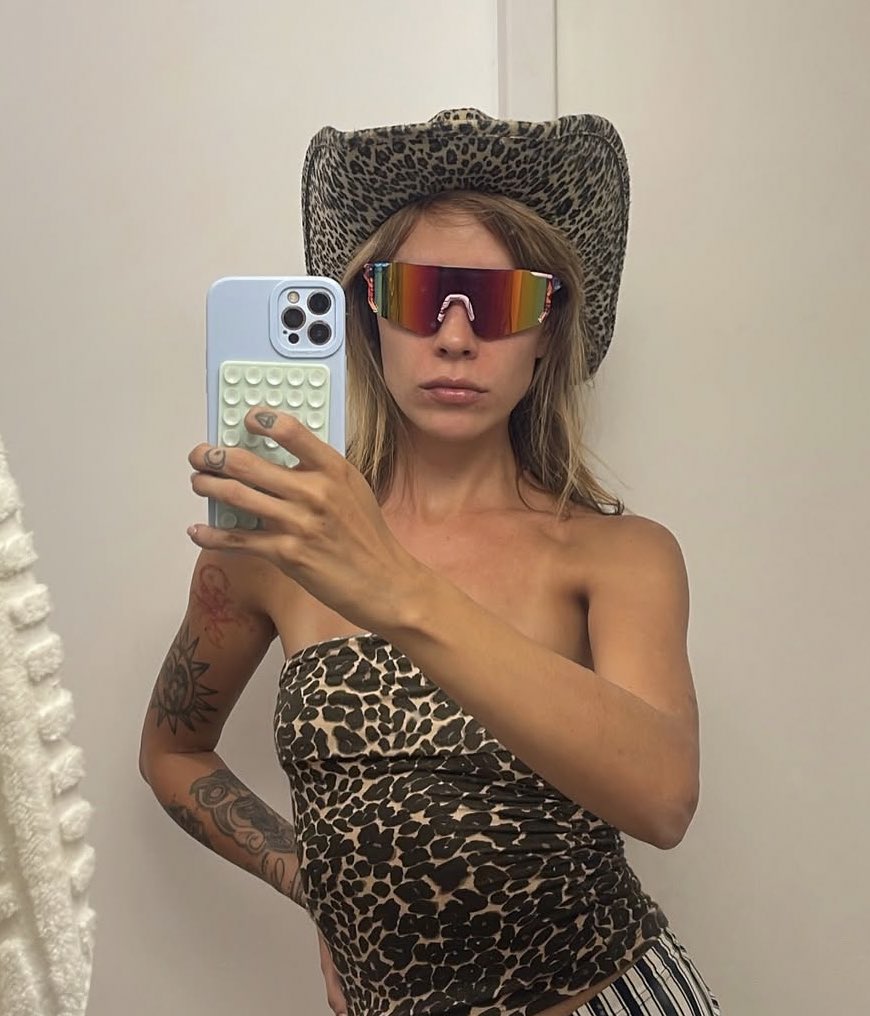 mastrobis0's tweet image. o povo acha que é o D Silvestre de vestido na capa do álbum delu, mas sou eu e meu chapéu lindo
a festi quem me chamou, juntamos nossas roupas e ela me vestiu Amei Tudo O Que As Mulheres Querem Tmj