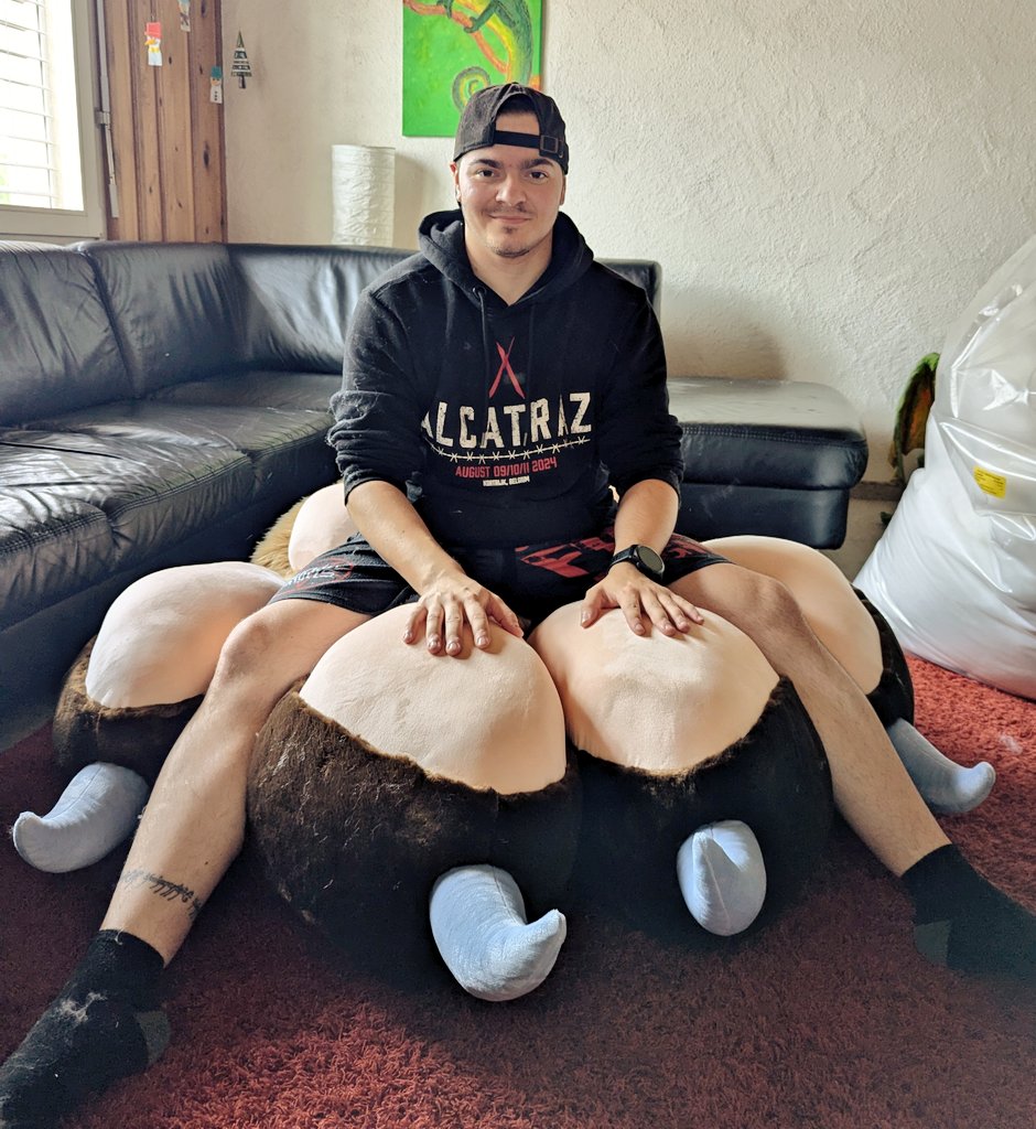 How do you like the size of my new titan paw pillow? 
Want your own? I make them custom to your character 😉