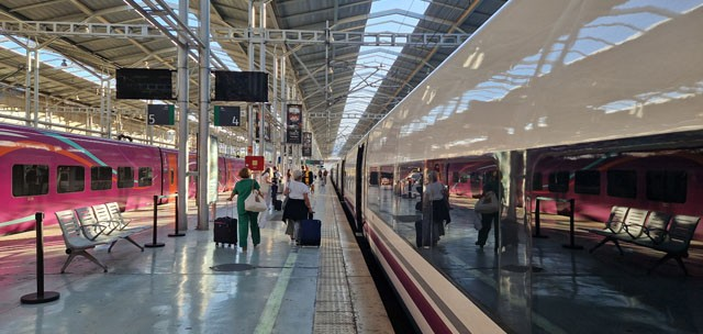 📈 Renfe transportó en 2024 a 535 millones de viajeros, su récord histórico, y logró un beneficio operativo de 68,6 M€

En total, los ingresos del grupo alcanzaron los 1.923,6 M€, un 5,3% más que el año anterior.

Consulta aquí la memoria de 2024 📊renfe.com/content/dam/re…