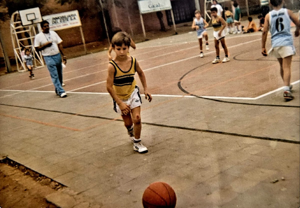 Desde los cuatro años llevo puesta esta camiseta. Hoy Mitre cumple 99 años de historia. La misma que seguimos escribiendo con : deportistas, profes, técnicos, dirigentes, colaboradores, hinchas y vecinos. Somos una familia que late con orgullo auriazul. 🏀✨
