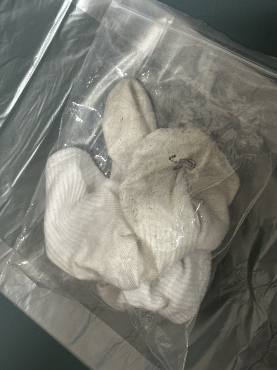 형 누나들 이거 냄새 ㅈㄴ 역한데 이런 거 좋아하는거야? 왜 혼자 몰래 구석에서 내 양말 냄새 맡고있어? 뭐 얼굴도 밟아달라고? ㅋㅋㅋㅋ