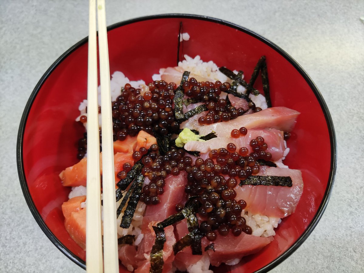 この時間に飯テロをしていくんだよな
海鮮丼を作ったよお