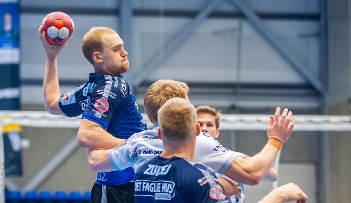 yun1manny's tweet image. HANDBALL POTD 🤾‍♂️🥅 

-Emil Gronbech U 4 GLS 

Been a minute since a giveaway so if emil goes over this line then I will giveaway $150 to a lucky follower who simply likes/reposts the post and leaves a comment down below👇💭

(Not a play to go super heavy on btw, the board is ass…