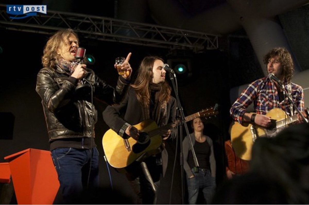 Zometeen 17.20 samen met Hendrik Jan Bökkers <a href="/bokkersmuziek/">BöKKERS</a> bij <a href="/rtvoost/">RTV Oost</a> En ja, dat is ook die televisiester van Woeste Grond 😃 
Het programma heet ‘Bökkers List’ Terug naar mijn roots 
programma word paar keer herhaald.op 2 november @rtvgelderland  en 1 december <a href="/RTVDrenthe/">RTV Drenthe</a>