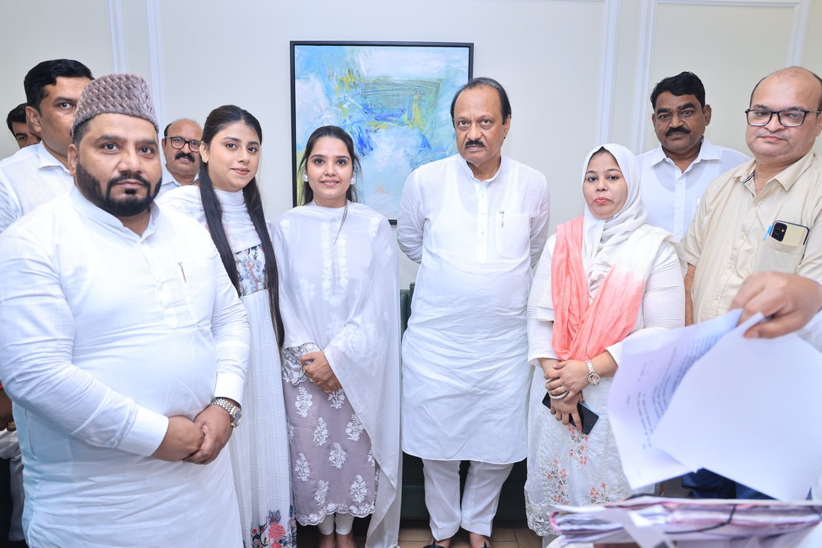 Sarangsspeaks's tweet photo. आज मुस्लिम वेल्फेअर असोसिएशनच्या वतीने सोलापूर व मराठवाड्यातील पूरग्रस्तांसाठी जमा केलेला रु. १,५१,०००/- इतका मदत निधी मुख्यमंत्री सहायता निधीत जमा करण्यासाठी महाराष्ट्राचे मा. उपमुख्यमंत्री अजितदादा पवार यांच्या शुभहस्ते मुंबई मंत्रालय येथे सुपूर्द करण्यात आला. या निधी संकलनात संघटनेच्या महिला सदस्यांनी विशेष योगदान दिले असून, या वेळी दादांनी मुस्लिम वेल्फेअर असोसिएशनच्या या सामाजिक कार्याचे आणि विशेषतः महिला सदस्यांच्या पुढाकाराचे कौतुक केले. जनतेच्या सेवेसाठी आणि राज्याच्या विकासासाठी मुस्लिम वेल्फेअर असोसिएशन नेहमी तत्पर राहील असा शब्द दादांना दिला.

#MuslimWelfareAssociation #CMReliefFund #solapur #marathwada