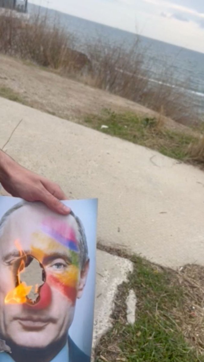 ukraine_world's tweet image. The Resistance Continues: Burning Putin Portraits Across Occupied Ukraine
The Yellow Ribbon resistance movement powerfully demonstrates the true sentiment in occupied territories.
Activists send photos and videos of burning portraits of the Russian dictator from cities across…
