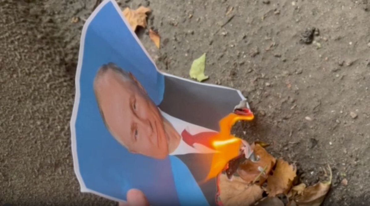 ukraine_world's tweet image. The Resistance Continues: Burning Putin Portraits Across Occupied Ukraine
The Yellow Ribbon resistance movement powerfully demonstrates the true sentiment in occupied territories.
Activists send photos and videos of burning portraits of the Russian dictator from cities across…