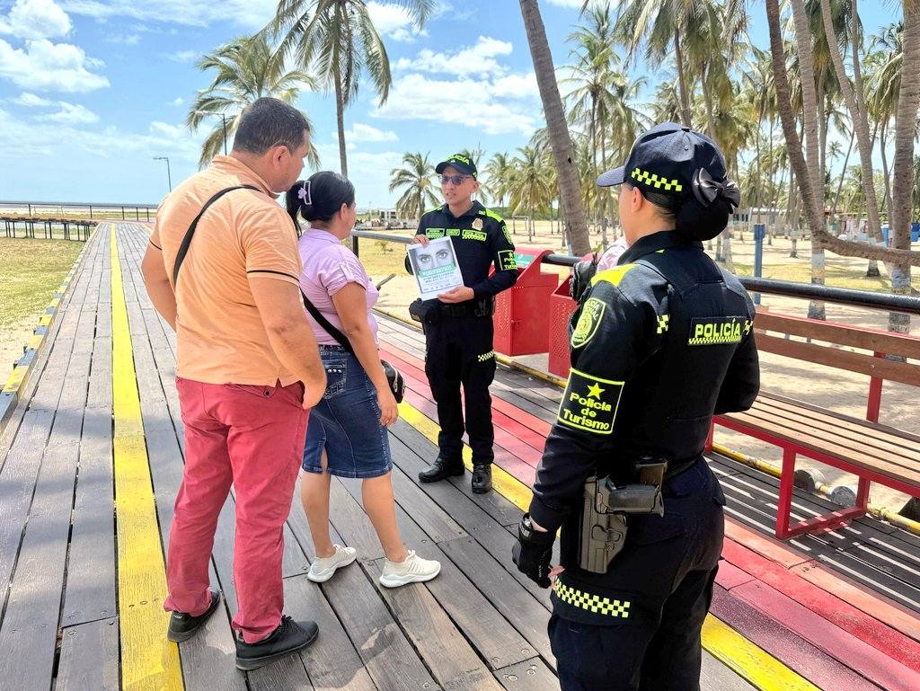 PoliciaColombia's tweet photo. En La Guajira, la Policía Nacional realiza jornadas lúdicas y educativas para fortalecer la confianza con la niñez durante el #RecesoEscolar. 💛💙❤️ @GuajiraPolicia https://t.co/vFvC8FFil8
