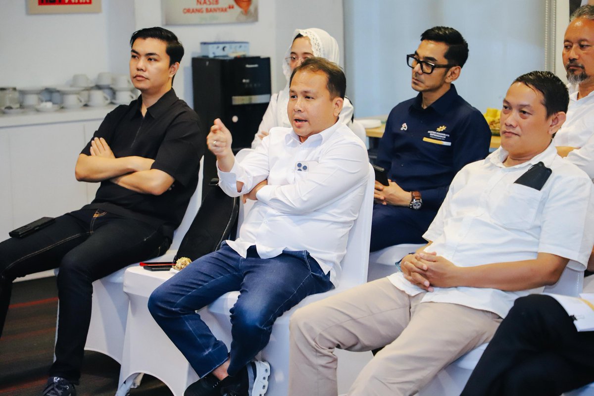 Setelah minggu lalu mendapat arahan dan suntikan semangat dari Pak Jokowi, sekarang waktunya buat kerja, kerja, dan kerja. 🐘