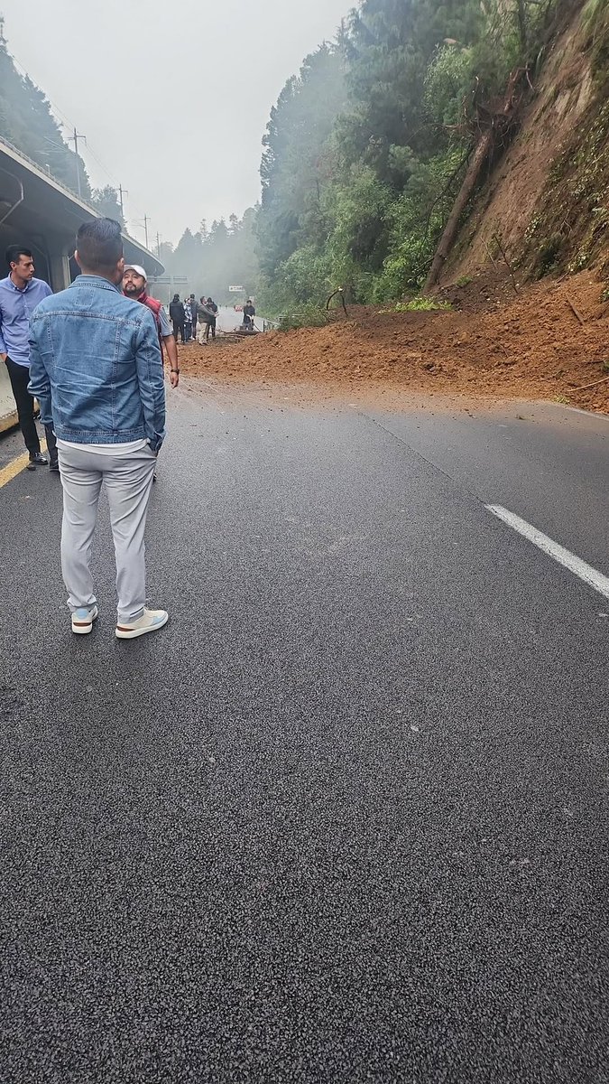 ADNoticiasMex's tweet photo. 🚨 #AlertaVial | Desgajamiento en la autopista México–Toluca

Se reporta un desgajamiento en la autopista México–Toluca, después de La Venta, con dirección a la CDMX. El tramo presenta riesgo para los conductores debido a la presencia de escombros en la zona.

⚠️ El paso ya fue cerrado. Considere vías alternas y extreme precauciones.

📸 https://t.co/vR95ReuRxZ.

#Seguridad #Alerta #LaVenta #Toluca #CDMX