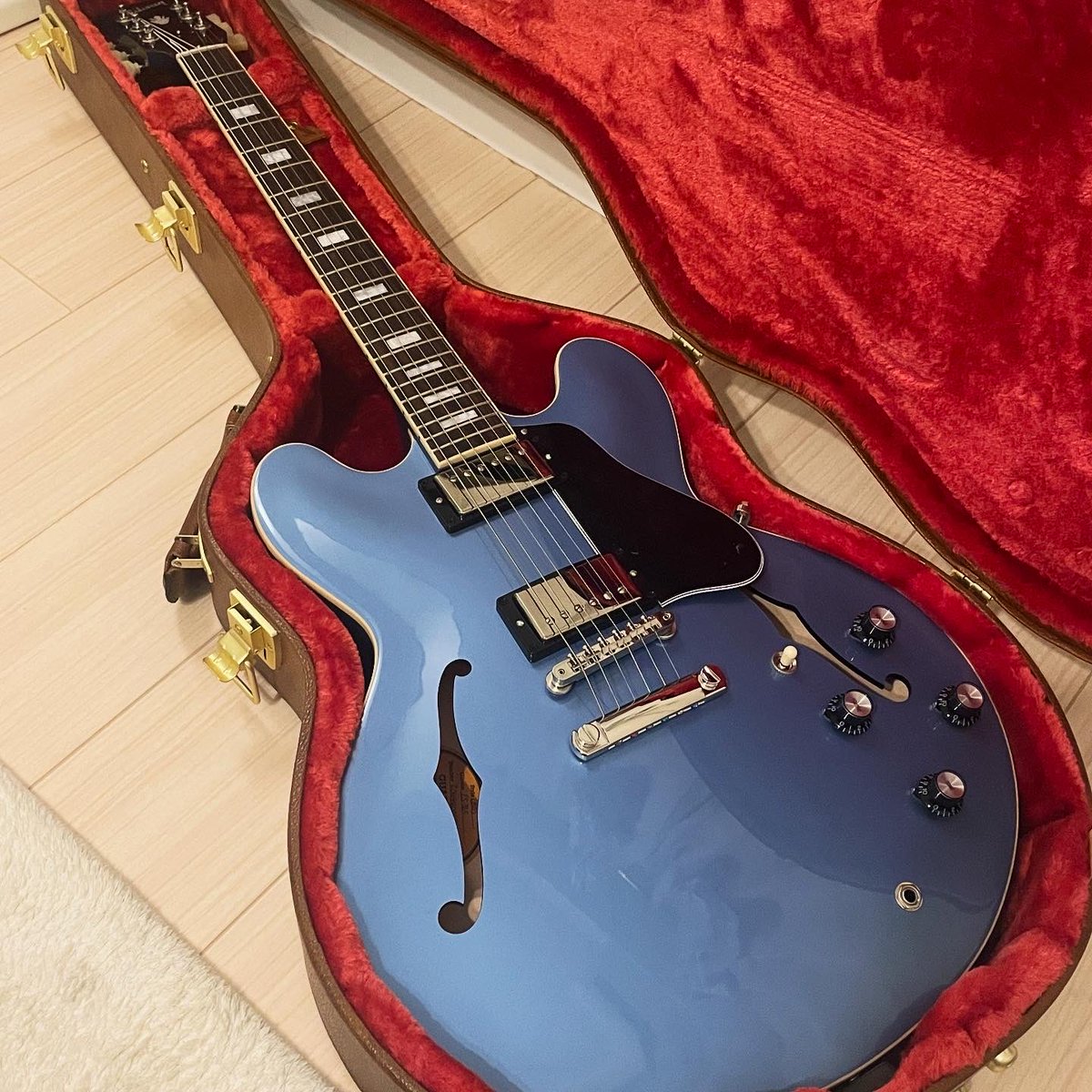 Gibson Exclusive Model ES-335 60s Block (Pelham Blue)🎸

ペルハムブルー、クルーソンペグ、ブロックインレイで個人的に満点のES-335買いました！

去年はFender(SSS)とSuhr(SSH)だったので今年はGibson欲しいと思ってたの叶えられてよかった🫶