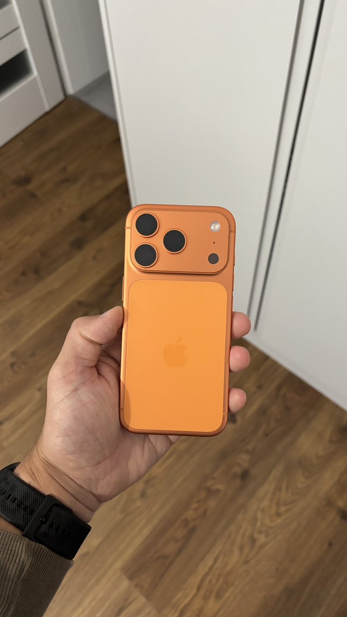 Porzuc_'s tweet image. No i wylądował u mnie #iPhone17Pro.
Miałem nie kupować w tym roku bo w sumie nic ciekawego nie oferuje. Ale przetestować trzeba.
Wizualnie wygląda strasznie i jeśli chodzi o jakość wykonania to przy #GooglePixel 10 Pro wypada słabo.
#Apple #Google #iPhone