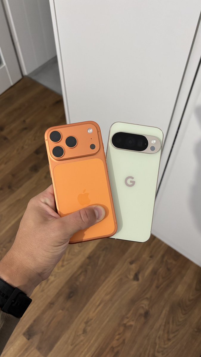 Porzuc_'s tweet image. No i wylądował u mnie #iPhone17Pro.
Miałem nie kupować w tym roku bo w sumie nic ciekawego nie oferuje. Ale przetestować trzeba.
Wizualnie wygląda strasznie i jeśli chodzi o jakość wykonania to przy #GooglePixel 10 Pro wypada słabo.
#Apple #Google #iPhone