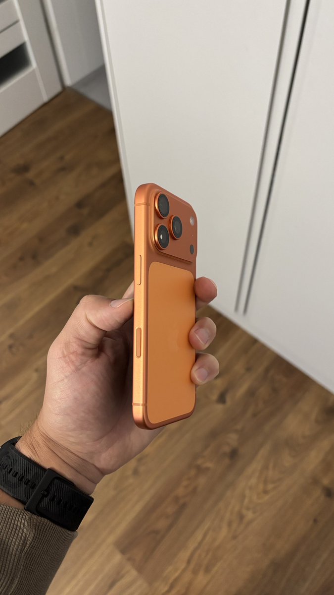 Porzuc_'s tweet image. No i wylądował u mnie #iPhone17Pro.
Miałem nie kupować w tym roku bo w sumie nic ciekawego nie oferuje. Ale przetestować trzeba.
Wizualnie wygląda strasznie i jeśli chodzi o jakość wykonania to przy #GooglePixel 10 Pro wypada słabo.
#Apple #Google #iPhone