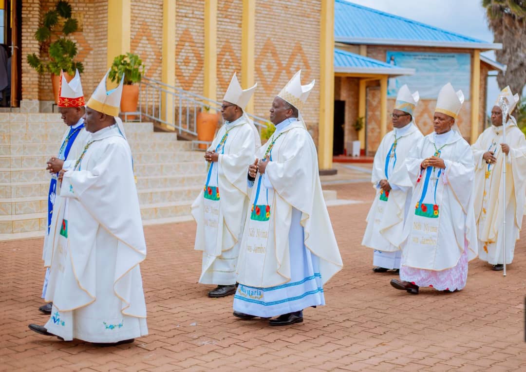 DOCICO_CEPR's tweet image. Kuri uyu wa 2 Tariki 7/10/2025 Abepiskopi bakoranye n'Abaseminari bakuru urugendo rwabo ngarukamwaka i Kibeho. Muri uyu mwaka baboneyeho no kwizihiza yubile y'imyaka 2025 y'ugucungurwa kwa bene muntu, n'imyaka 125 inkuru nziza igeze mu Rwanda.