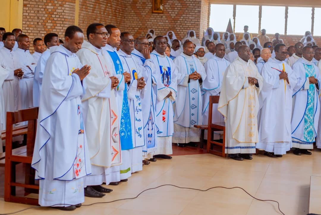 DOCICO_CEPR's tweet image. Kuri uyu wa 2 Tariki 7/10/2025 Abepiskopi bakoranye n'Abaseminari bakuru urugendo rwabo ngarukamwaka i Kibeho. Muri uyu mwaka baboneyeho no kwizihiza yubile y'imyaka 2025 y'ugucungurwa kwa bene muntu, n'imyaka 125 inkuru nziza igeze mu Rwanda.