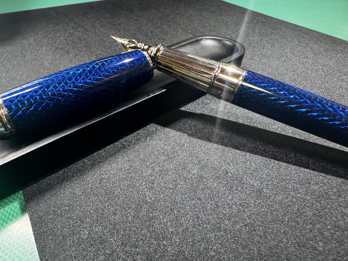 stil_former_1st's tweet image. デュポンのこのブルーきれ〜〜
金属部分がもうピカピカ光ってる✨
2枚目の葉っぱマークが漆を使っているって証だそうです。

オーシャンブルーラッカー
間違いない製品です😊

#stdupont
#エステーデュポン