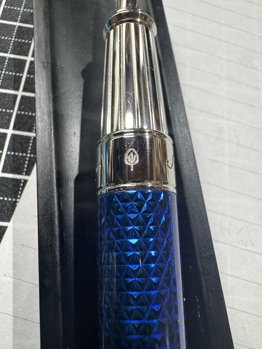 stil_former_1st's tweet image. デュポンのこのブルーきれ〜〜
金属部分がもうピカピカ光ってる✨
2枚目の葉っぱマークが漆を使っているって証だそうです。

オーシャンブルーラッカー
間違いない製品です😊

#stdupont
#エステーデュポン