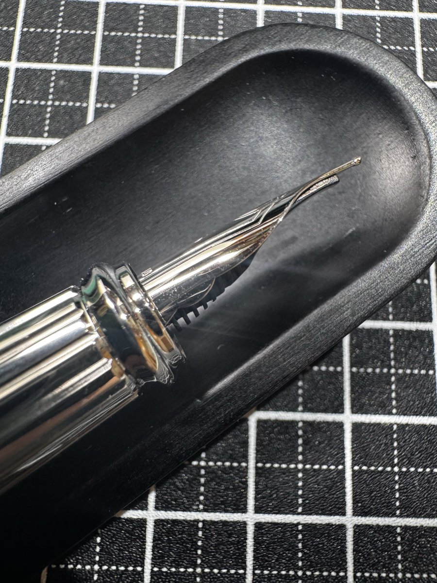 stil_former_1st's tweet image. デュポンのこのブルーきれ〜〜
金属部分がもうピカピカ光ってる✨
2枚目の葉っぱマークが漆を使っているって証だそうです。

オーシャンブルーラッカー
間違いない製品です😊

#stdupont
#エステーデュポン