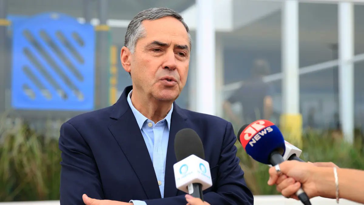 🚨 INSIGHT | STF reality show
Barroso admitiu o óbvio: ministros do STF votam pra plateia da TV Justiça — não só pros colegas de toga. 🧑‍⚖️📺
Ou seja, o plenário virou um talk show jurídico, onde cada voto é uma performance cuidadosamente encenada “pra quem assiste em casa”.

O