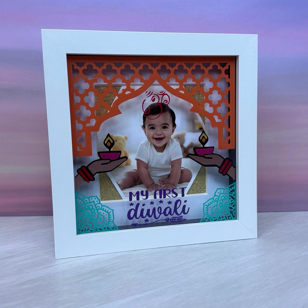 mistrytrisha's tweet image. 🪔✨NEW LAUNCH✨🪔
“My First Diwali”
Celebrate your baby’s first festival with sparkle, tradition &amp;amp; love
- Add your baby’s photo
- Personalise with name + year

Limited stock—DM to order or use link 

treasurestrish.etsy.com/listing/438257…

#MyFirstDiwali #DiwaliGift #KeepsakeFrame #Diwali2025