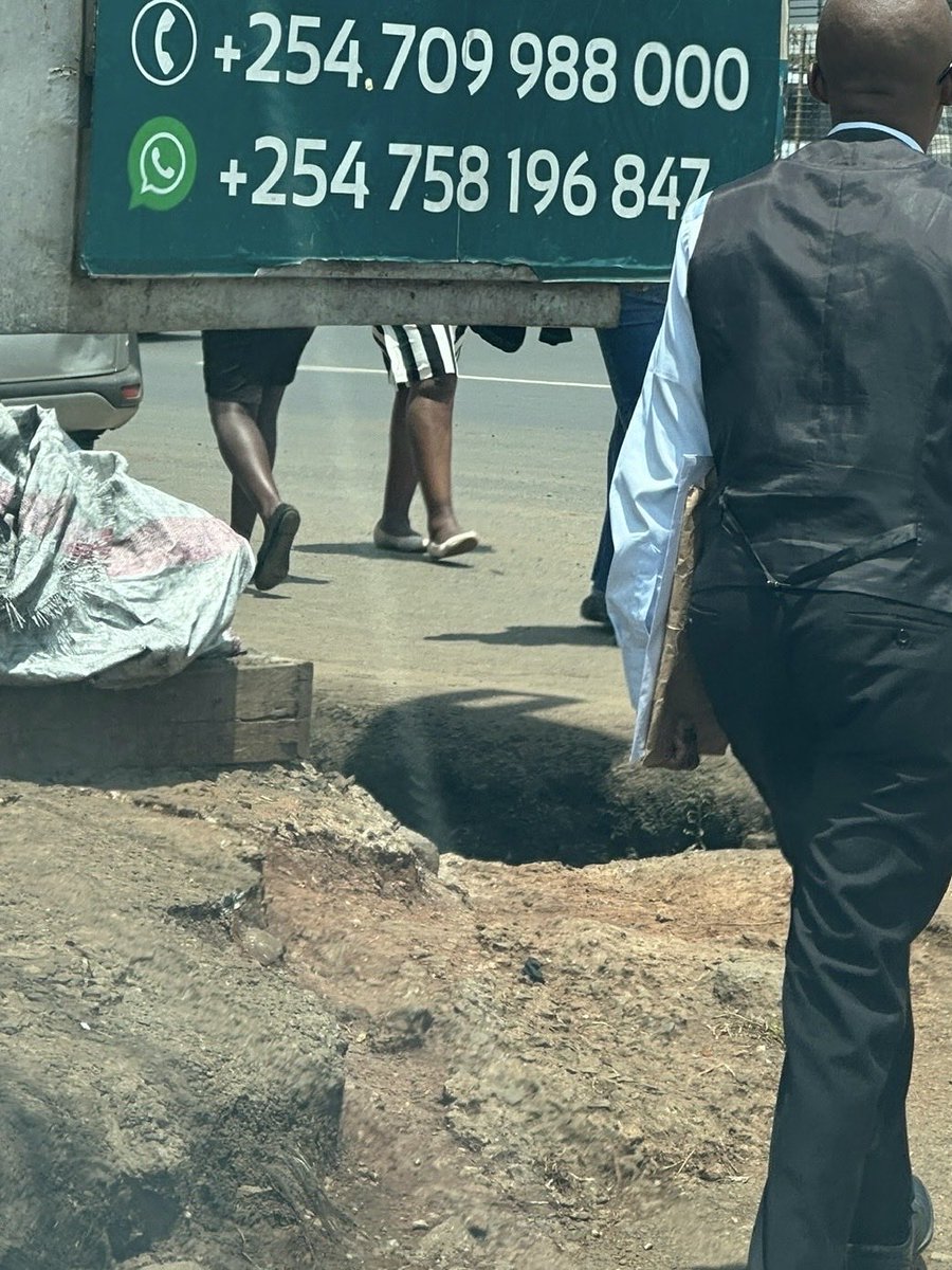 Alfayaz11's tweet photo. Dear Nairobians, maybe we need some public address system for our pedestrian walkways and roads, like we have when you arrive at a station in the UK, you’ll always hear that announcement “Mind the gap between the train and the platform.” The same announcement is made all across other European stations. In Nairobi, we desperately need it for the pedestrians “mind the hole”

#ReclaimNairobi