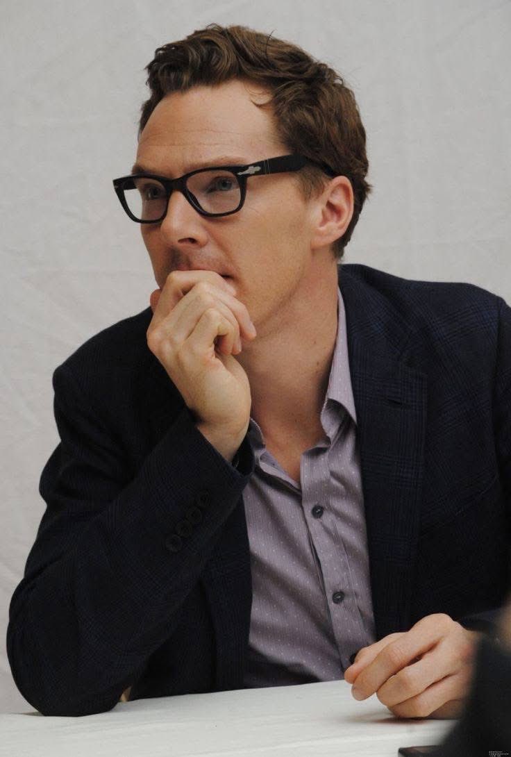 SnowyOhime's tweet image. Is it just me? I’m starting to realize Benedict Cumberbatch doesn’t seem to wear his glasses properly. Like they’re not properly fitted? They’re hugging his head rather than resting over his ears. Um help lol, it’s all I can see now.
#BenedictCumberbatch
