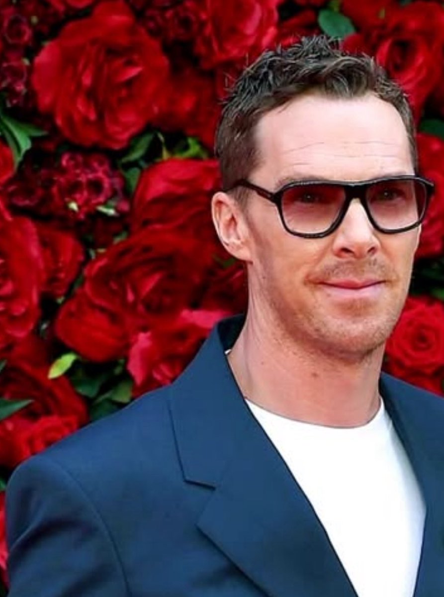 SnowyOhime's tweet image. Is it just me? I’m starting to realize Benedict Cumberbatch doesn’t seem to wear his glasses properly. Like they’re not properly fitted? They’re hugging his head rather than resting over his ears. Um help lol, it’s all I can see now.
#BenedictCumberbatch