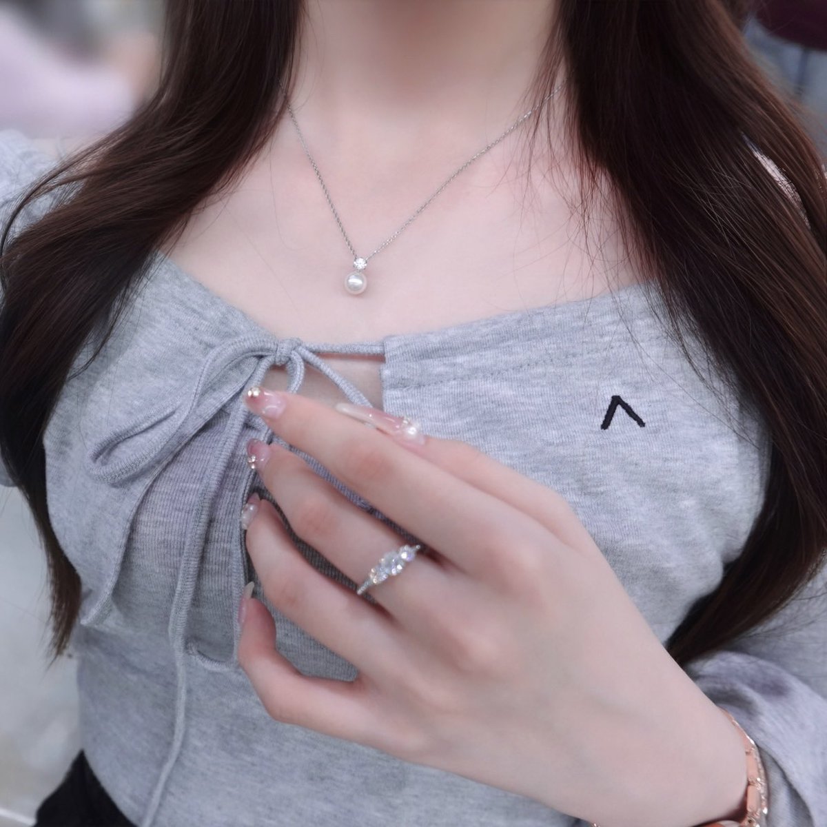 cu_xli's tweet image. スワロフスキーの沼から抜け出せない。ネックレスも大罪レベルの可愛さ。パールとストーンの組み合わせは反則じゃない？？？肌に映える煌めきとシンプルだけど素朴すぎないデザイン。完璧に私のツボ。あ〜〜可愛い。