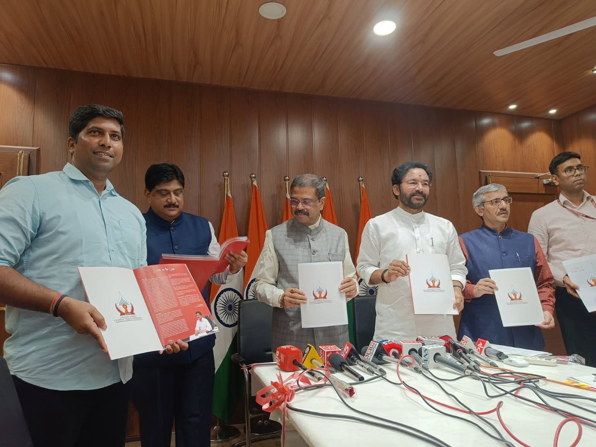 NaniAtakari's tweet photo. Just now SSCTU logo is unveiled by Honourable Union Education Minister Shri. Dharmendra Pradhan Ji and Honorable Union Minister for Coal and Mines, Shri. Kishan Reddy Ji in the presence of Shri. Vineeth Joshi ji, Secretary, Ministry of Education in Delhi today.
#ssctu https://t.co/OI3QPwfssT