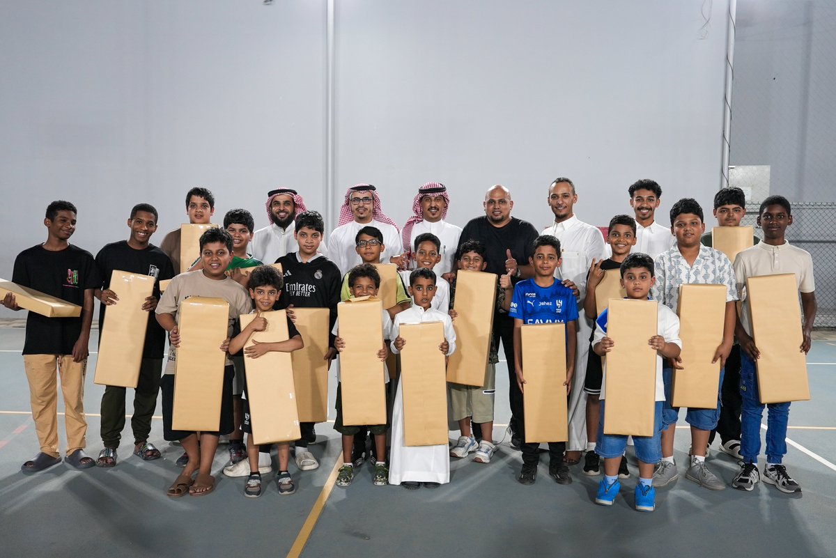 vision16academy's tweet photo. في مبادرة مجتمعية تحمل معاني العطاء والإستدامة ، أطلقت #أكاديمية_الرؤية_المحترفة مبادرة “ أثر” بالتعاون مع #جمعية_كهاتين في منطقة مكة المكرمة ، تهدف إلى إشراك أبناء الجمعية في البرامج والأنشطة الرياضية للنادي لمدة شهرين كاملين ...
وتتضمن المبادرة تخصيص جزء من إشتراكات المشتركين لدعم إستمرار برامج الأيتام الرياضية ، بما يعزز مفهوم المسؤولية المجتمعية المستدامة ويخلق فرصًا حقيقية لتنمية مهاراتهم البدنية والإجتماعية ...
وأكد النادي أن المبادرة تأتي إمتدادًا لبرامجه الهادفة إلى بناء شراكات مجتمعية طويلة الأمد ، تدمج بين الرياضة والعطاء الإنساني في بيئة ملهمة تحتضن الجميع ...
@kahatain_org