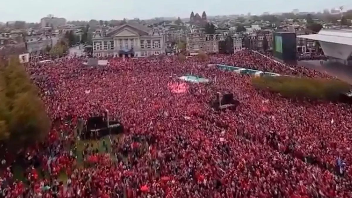 jsalgadov's tweet photo. La impresionante marea humana vestida de rojo en apoyo a los palestinos en Amsterdam. Ni genocidio, Ni terrorismo. ¡Palestina libre y soberana! #NiGenocidioNiTerrorismo #PalestinaLibreYSoberana https://t.co/BTbFzKxe1n