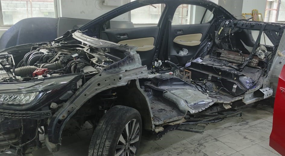 So this is what <a href="/HondaCarIndia/">Honda Car India</a>  calls a “Standard Operating Procedure” for major structural repairs?

A-pillar, B-pillar, roof rail, rocker sill and roof — all cut and welded back after being hit by 8 tonnes crane counter weight.

Still described as safe and as per SOP.