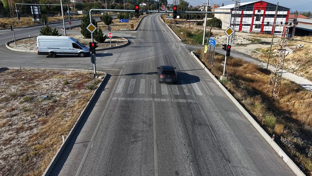 🗓️ 06 Ekim tarihinde ilimiz genelinde, trafik güvenliğinin sağlanması amacıyla drone destekli trafik denetimleri gerçekleştirilmiştir.

Denetimlerde trafik kurallarına uymadığı tespit edilen 1⃣5⃣ araca/sürücüye trafik idari para cezası uygulanmıştır.

Denetimlerimiz aralıksız
