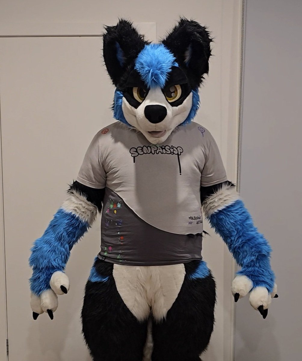 Still fits right? #TummyTuesday

#fursuit #furry