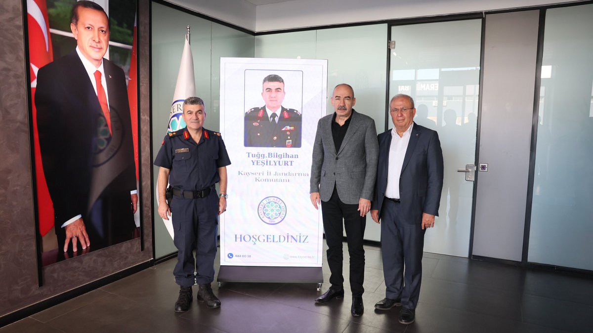 Başkanımız Ömer Gülsoy, Başkan Yardımcımız Hasan Köksal ve Yönetim Kurulu Üyemiz Erol Sırıklı, geçtiğimiz aylarda Kayseri İl Jandarma Komutanlığı görevine atanan Tuğgeneral Bilgihan Yeşilyurt’u odamızda konuk etti. 

Nazik ziyaretlerinden dolayı değerli komutanımıza teşekkür