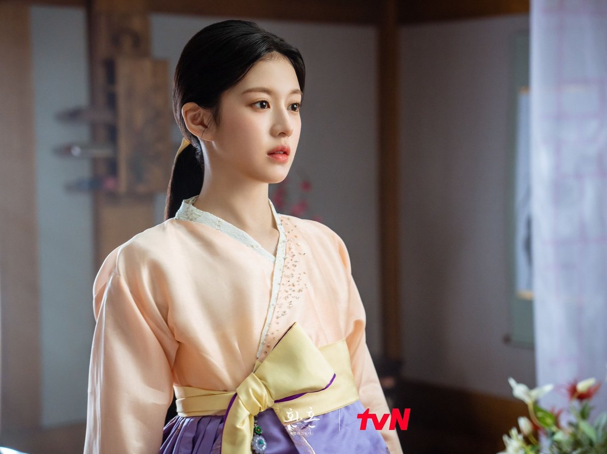 9oyounjun9's tweet image. 한복이 잘 어울리는 여자 1위