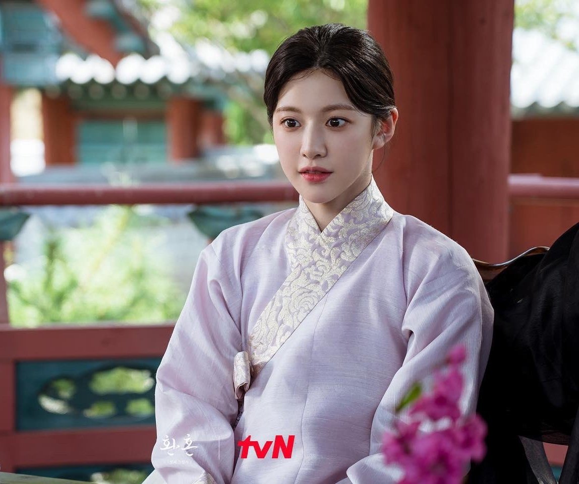 9oyounjun9's tweet image. 한복이 잘 어울리는 여자 1위