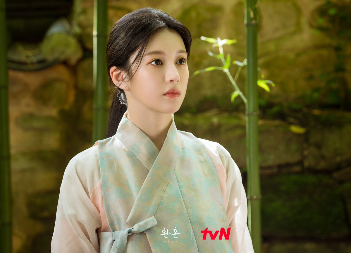 9oyounjun9's tweet image. 한복이 잘 어울리는 여자 1위