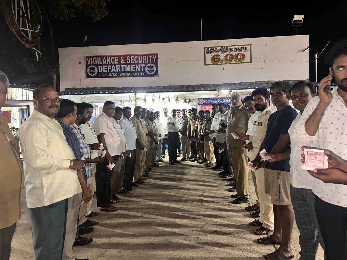 dm_wnp_tsrtc's tweet image. Good evening sir, conducted gate meeting and conveyed MD sir appreciation and congratulated all the employees for  achieving the highest fare paid earnings and smooth clearance of traffic during Dasara spl  best conductor Sri Govardhan E.150658 and also distributed sweets at WNPT