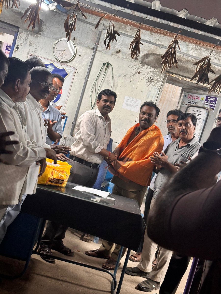 dm_wnp_tsrtc's tweet image. Good evening sir, conducted gate meeting and conveyed MD sir appreciation and congratulated all the employees for  achieving the highest fare paid earnings and smooth clearance of traffic during Dasara spl  best conductor Sri Govardhan E.150658 and also distributed sweets at WNPT