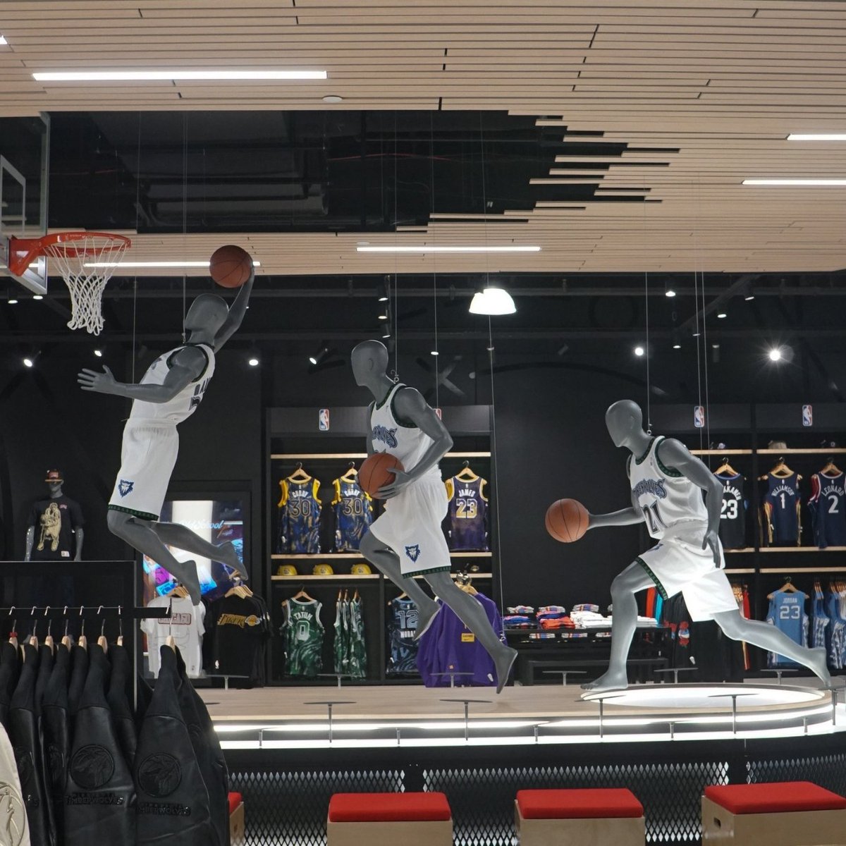 CSI_Creative_MN's tweet image. Retail design takes center court at the NBA Store Mall of America. CSI Creative’s Soundcore® wood-textured ceiling planks create the look of an upside-down basketball court while delivering warmth, scale, and acoustic control.

👉 Explore Project Photos: hubs.li/Q03M61jC0