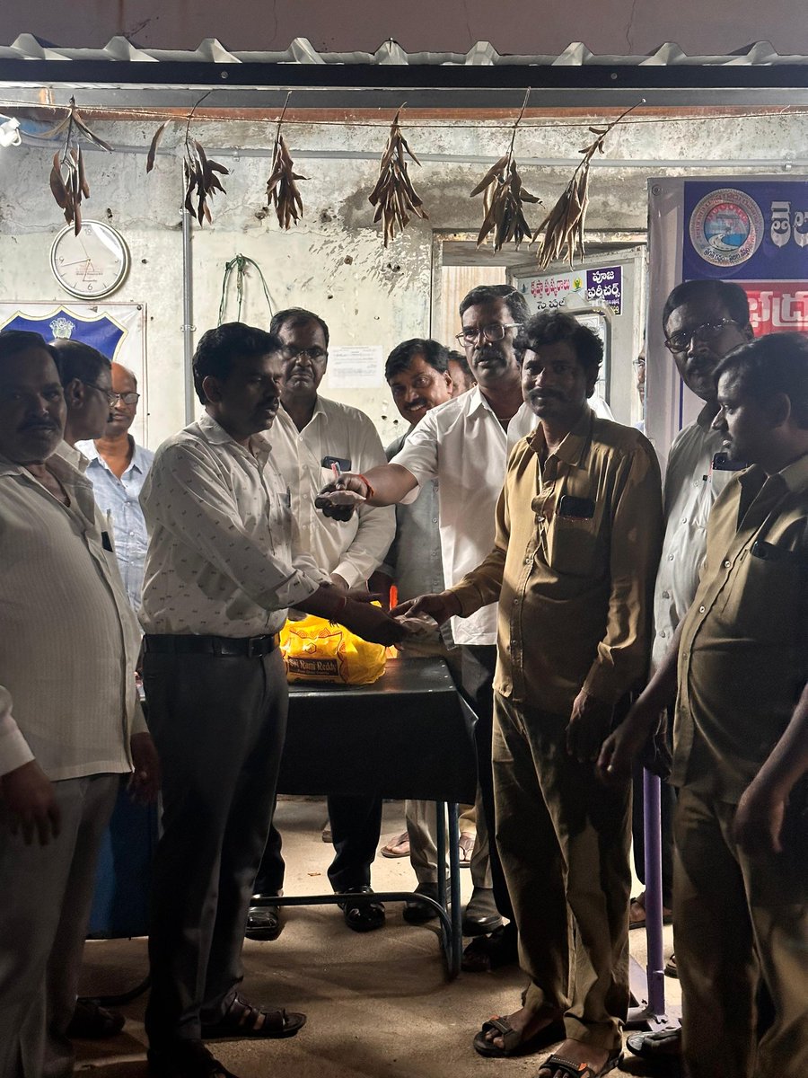 dm_wnp_tsrtc's tweet image. Good evening sir, conducted gate meeting and conveyed MD sir appreciation and congratulated all the employees for  achieving the highest fare paid earnings and smooth clearance of traffic during Dasara spl  best conductor Sri Govardhan E.150658 and also distributed sweets at WNPT