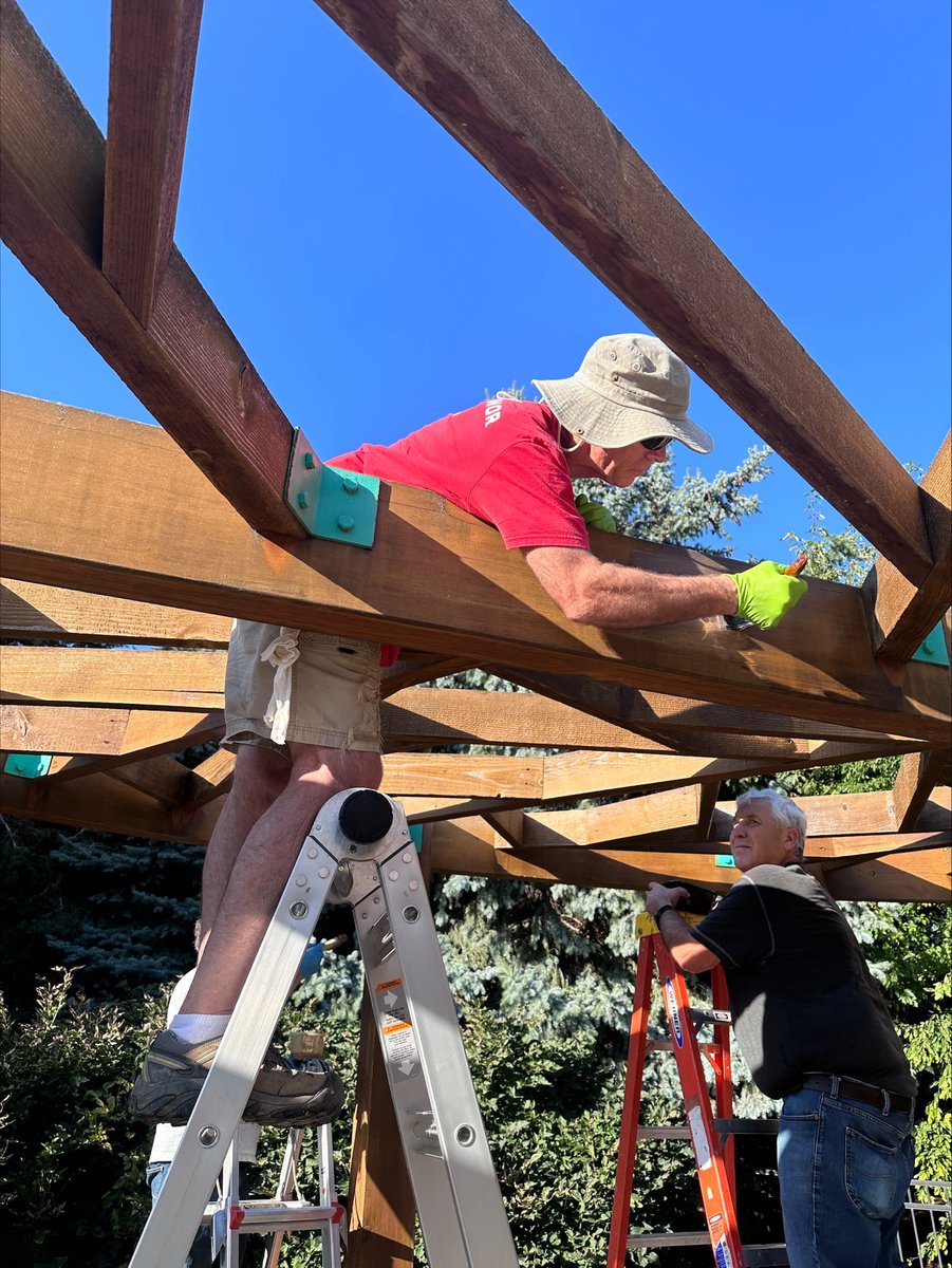 ProjectHarmony2's tweet image. Our pretty and polished pergola is complete! 🥳 The Omaha Woodworkers Guild generously donated hours of their time and equipment to re-staining the pergola in Project Harmony's Butterfly Garden. #VolunteerAppreciation