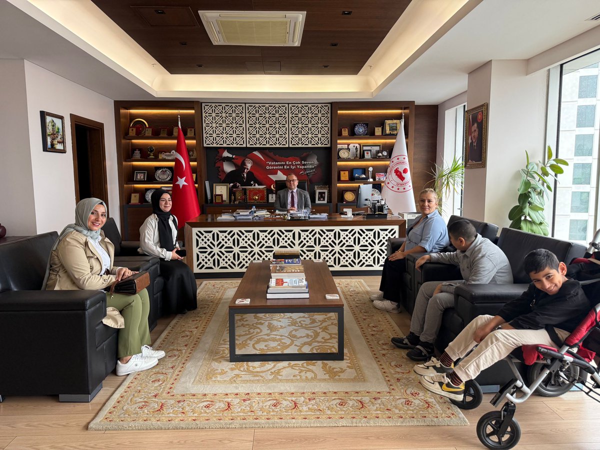 MaviYolu's tweet photo. Değerli Esenyurt Kaymakamımız @CobanogluF ziyaret ederek gündemimizde yer alan ikili eğitim sistemi hakkında kendilerine bilgi verdik. Sayın Kaymakamımız bizleri son derece nazik bir şekilde ağırladı; göstermiş oldukları misafirperverlik ve samimiyet için kendilerine en içten teşekkürlerimizi sunuyoruz.
Kendileriyle tanışma ve görüşme fırsatı bulduğumuz için gerçekten çok şanslıyız. Nazik kabulleri ve değerli vakitlerini bizlere ayırdıkları için şükranlarımızı sunar, görevlerinde başarılar dileriz