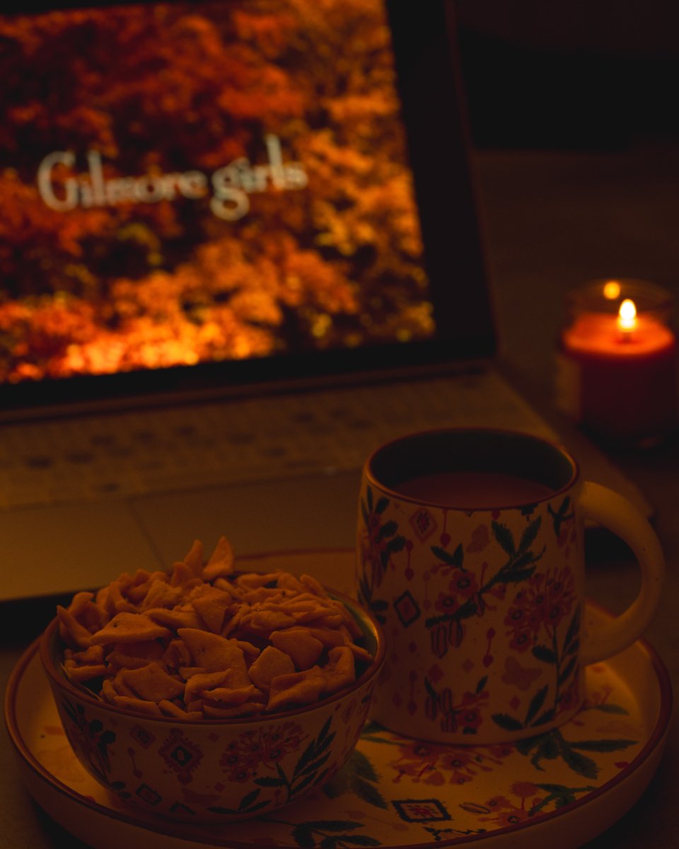 Fall, a cup of my favorite chai, and binge-watching Gilmore Girls. 🍁☕📺
Weekend bliss, cozy vibes, and a grateful heart. It doesn't get much better than that. 💛