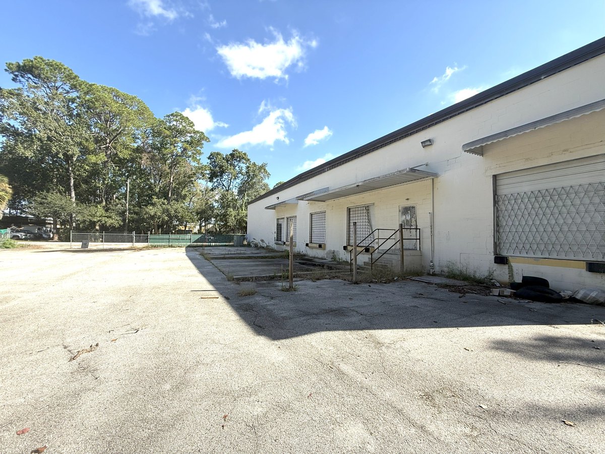 LQCommercial's tweet image. Looking to #lease your next #retail spot in North #Florida? We’ve got 22,208 SF ready to roll in #Jacksonville

✅10K SF retail + 12K SF warehouse
✅4 dock-high bays for smooth shipping
✅.54 AC for parking
✅Neighbors: Walmart, Publix, Starbucks, Dunkin

lqcre.com/listings/?prop…