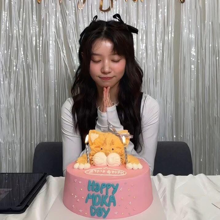 境 萌花さん☕️お誕生日おめでとうございます！🎉🎊 🎂 🧋🍣🍶🥮☕️🍾🥂🍧 🎈㊗️
모카짱 생일 축하해！☕️☕️☕️

#모카삐_해삐벌쓰데이
#モカの無敵の可愛さにアテンションプリーズ
#天使モカの誕生日のおさそい
#HAPPY_MOKA_DAY
#MOKA
#모카
#ILLIT
#아일릿