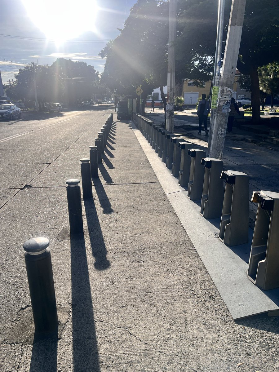 aleprdmfz's tweet photo. Hay como 30 puertos para las bicis de @MiBiciPublica y ya van varios días que la estación 608 de Washington no tiene NINGUNA BICI o bicis ponchadas ¿que pasó ahí? 
Ya van varias veces que muchos llegamos a tomar bici (que pagamos la anualidad del servicio) y nada. https://t.co/EgchUdeelT